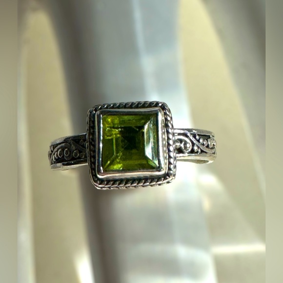 925 stamped silver and green ring. Artisan work around entire band. Size 5 - Picture 5 of 10